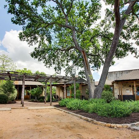 Wine Country Cottages On Main フレデリックスバーグ エクステリア 写真