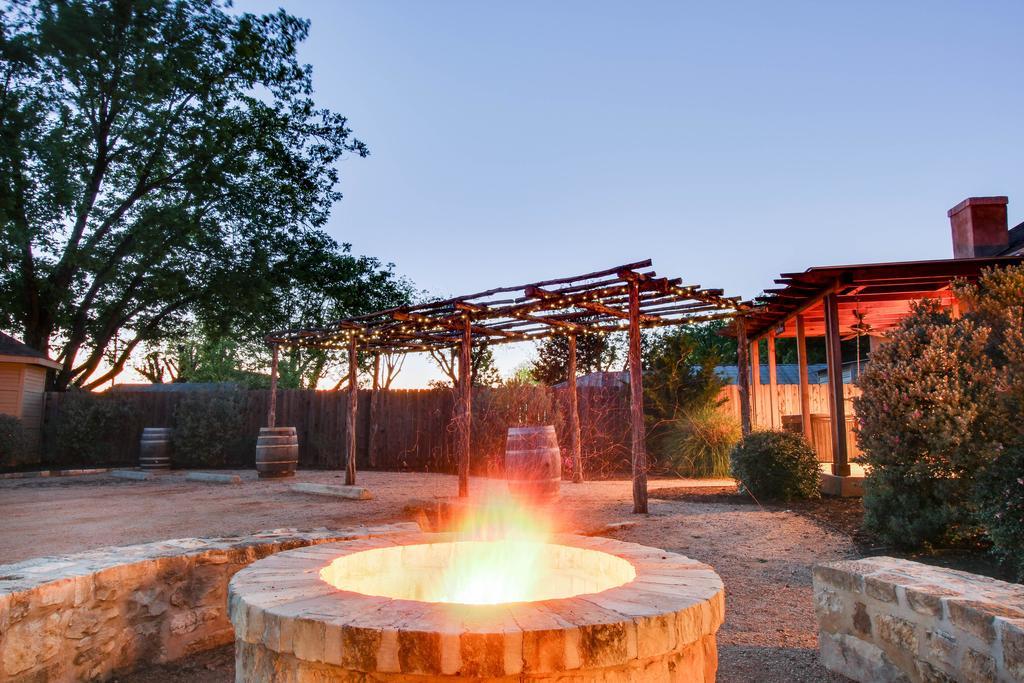 Wine Country Cottages On Main フレデリックスバーグ エクステリア 写真